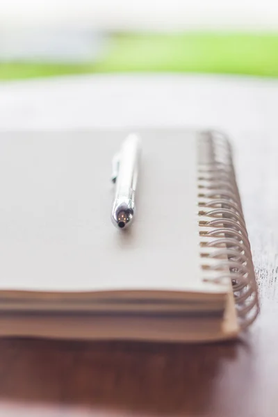 Caderno espiral com caneta — Fotografia de Stock