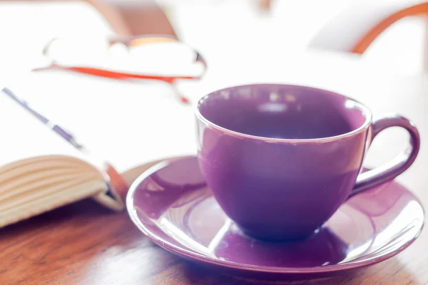 Ahşap masa üstünde mor kahve fincanı — Stok fotoğraf