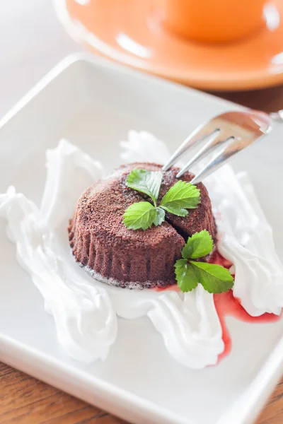 Çikolata lav kek çatal ile — Stok fotoğraf