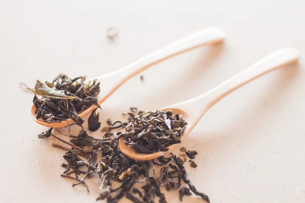 Trockener Tee in Holzlöffeln — Stockfoto