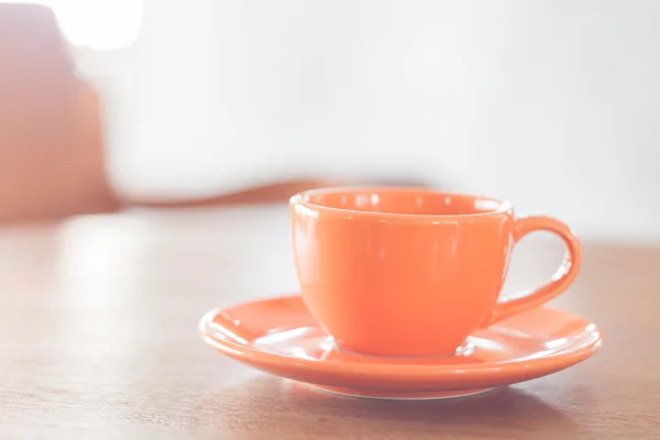 Mini taza de café naranja en mesa de madera — Foto de Stock