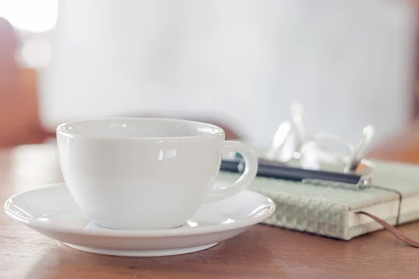 Tazza di caffè bianco su tavolo di legno — Foto Stock