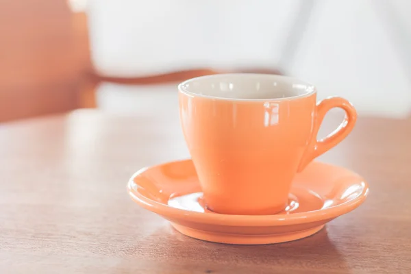 Tasse à café orange sur table en bois — Photo