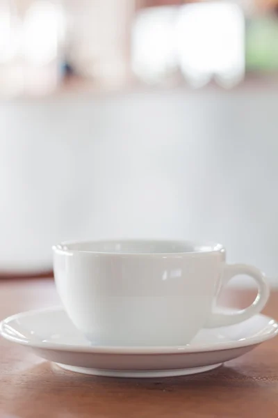 木製のテーブルの上の白いマグカップ — ストック写真