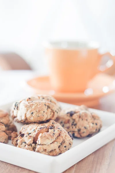 Gesunde Kekse auf weißem Teller mit Kaffeetasse — Stockfoto