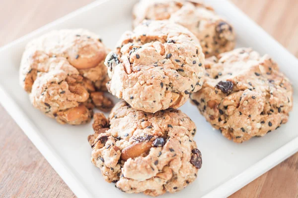 Galletas saludables en plato blanco — Foto de Stock