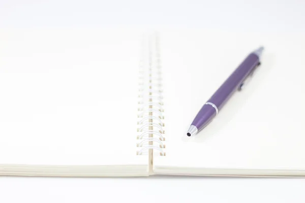 孤立在白色背景上的钢笔和螺旋笔记本 — 图库照片
