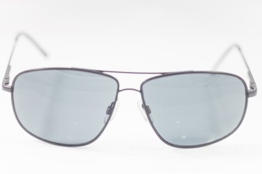 Beyaz arkaplanda izole edilmiş güneş gözlükleri