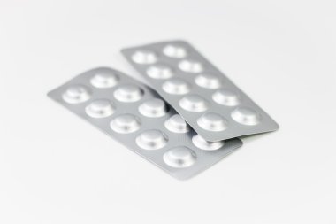 Beyaz arka plan üzerinde izole ilaçların paketi