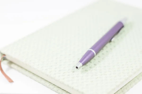 白い背景の上にペンでノートをクローズ アップ — ストック写真