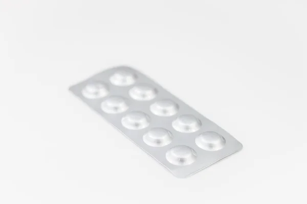 Пакет лекарств на белом фоне — стоковое фото