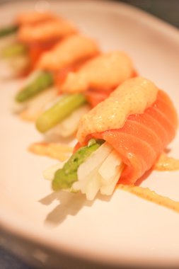 Closeup somon zihinsel sos beyaz plaka üzerinde