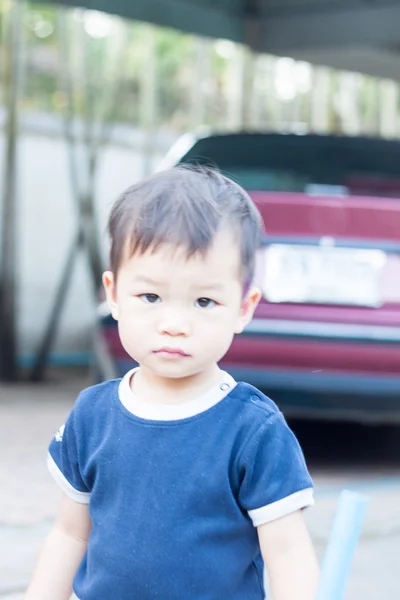 Маленький азиатский мальчик смотрит в камеру — стоковое фото