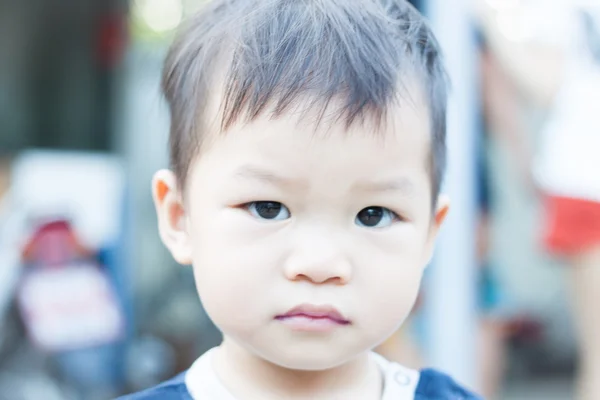 Pequeño asiático chico mirando cámara — Foto de Stock