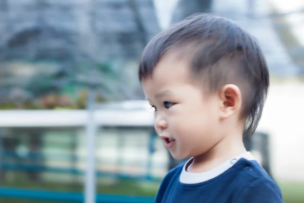 Pouco asiático menino jogar no playground — Fotografia de Stock