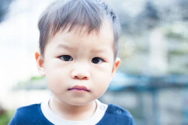 Kleine asiatische Junge Blick auf Kamera — Stockfoto