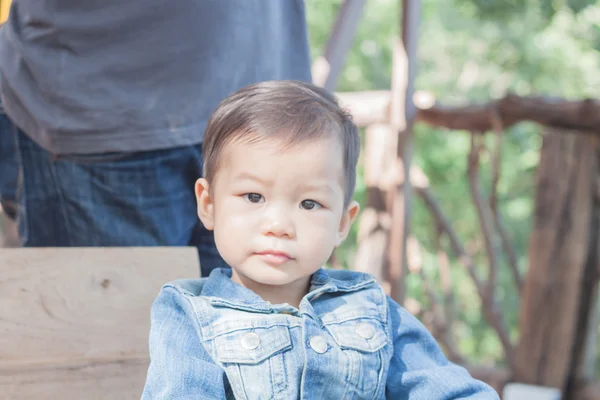 Söta asiatiska pojken tittar på kameran — Stockfoto