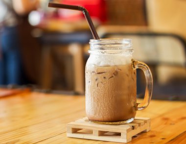 Caffe mocha süt köpüğü ile buzlu