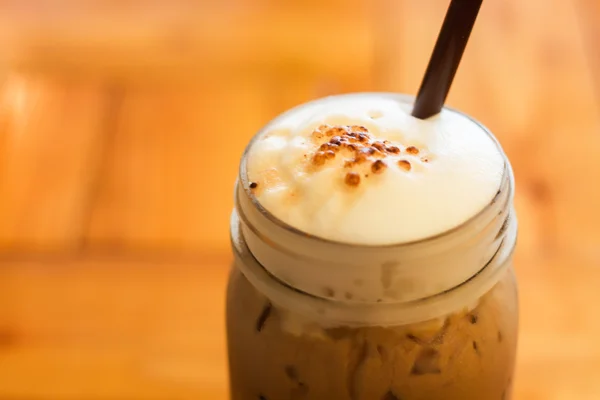 Café gelado mocha com espuma de leite — Fotografia de Stock