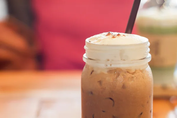 Café gelado mocha com espuma de leite — Fotografia de Stock