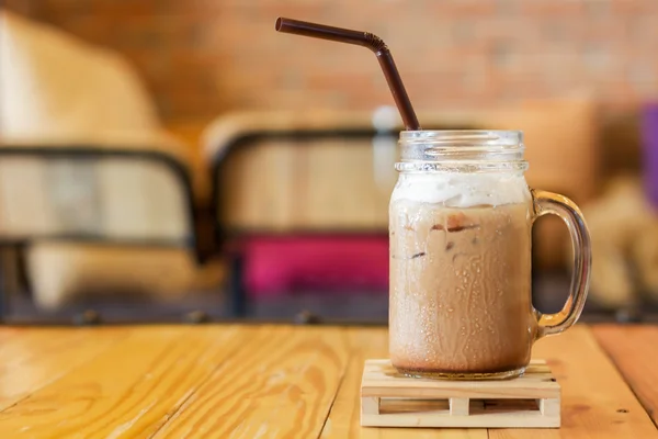 Iced mocha caffe z pianką mleka — Zdjęcie stockowe