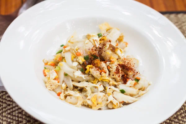 Fideos fritos de primer plano con cerdo — Foto de Stock