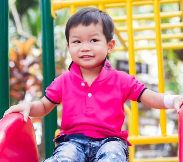 เด็กชายเอเชียผ่อนคลายในสวนสาธารณะ — ภาพถ่ายสต็อก