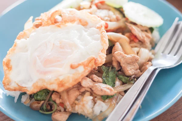 Bazylia smażony ryż z wieprzowiną i smażone jajka — Zdjęcie stockowe