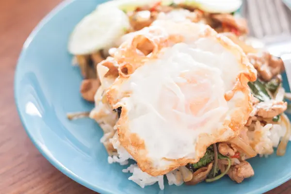 Arroz frito de albahaca con cerdo y huevo frito —  Fotos de Stock