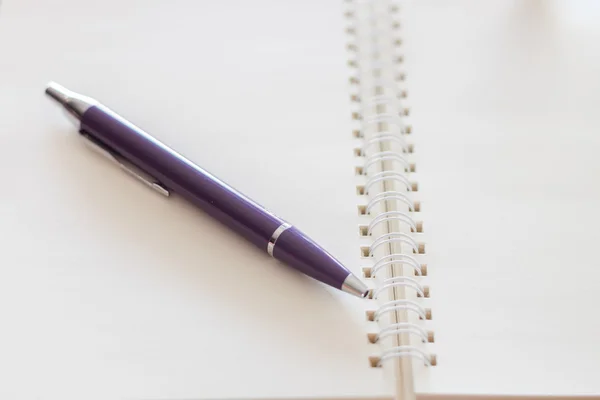 Pen en lege spiraal notebook — Stockfoto