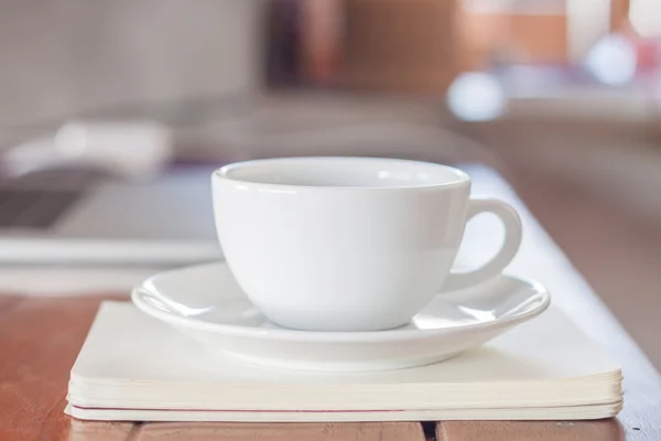 Witte koffiekopje op werkplek — Stockfoto