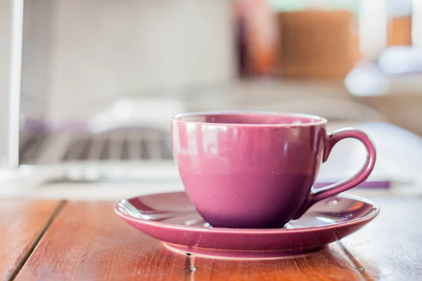在工作站上的紫色咖啡杯 — 图库照片