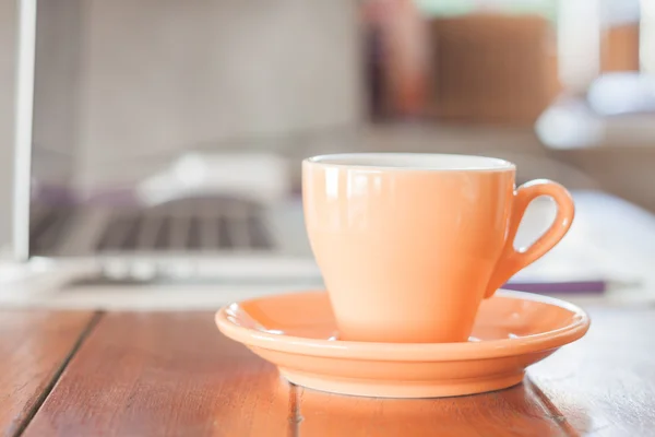 Taza de café naranja en la estación de trabajo — Foto de Stock