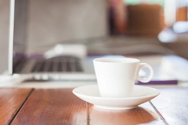 Mini tazza di caffè bianco sulla postazione di lavoro — Foto Stock