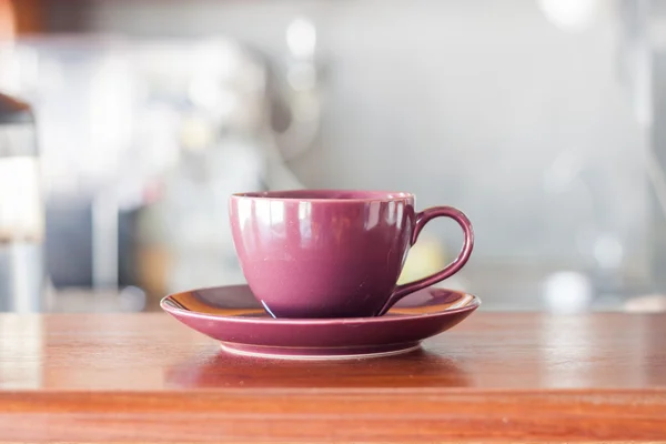 Taza de café morado en la cafetería — Foto de Stock