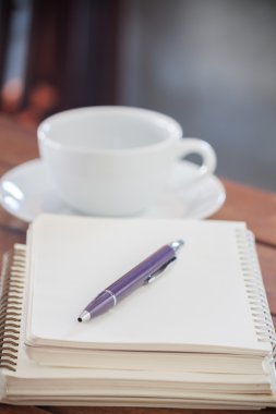 Boş defter kalem ahşap tablo ile