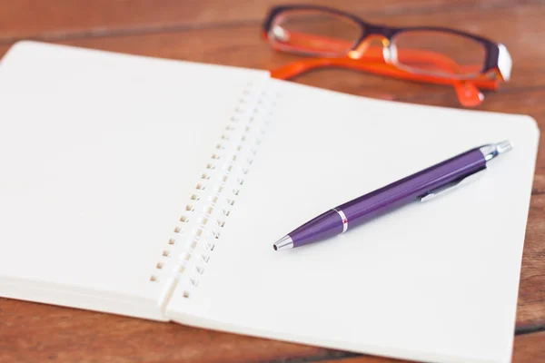 Caderno em branco com caneta na mesa de madeira — Fotografia de Stock