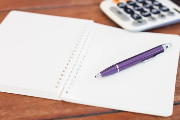 Cuaderno en blanco con bolígrafo sobre mesa de madera —  Fotos de Stock