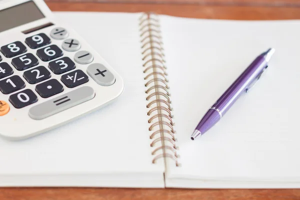 Leeres Notizbuch mit Stift auf Holztisch — Stockfoto