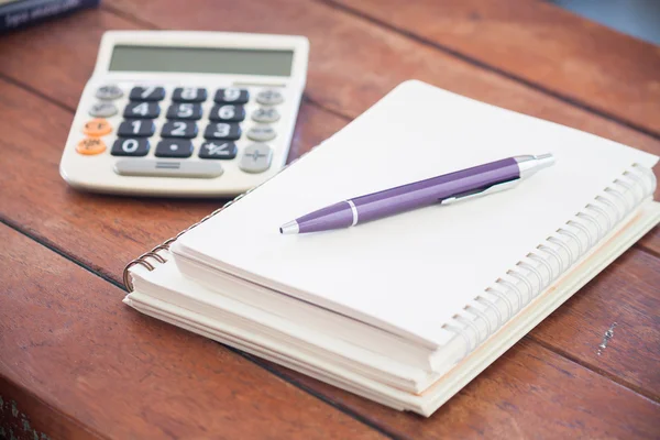 Cuaderno en blanco con bolígrafo sobre mesa de madera — Foto de Stock