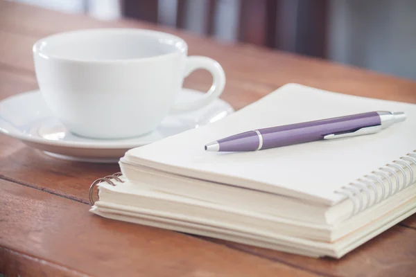 木製のテーブルの上にペンで空白のノートブック — ストック写真