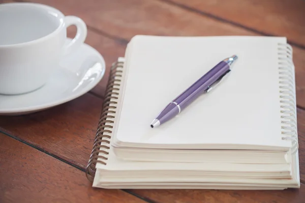 Cuaderno en blanco con bolígrafo sobre mesa de madera — Foto de Stock