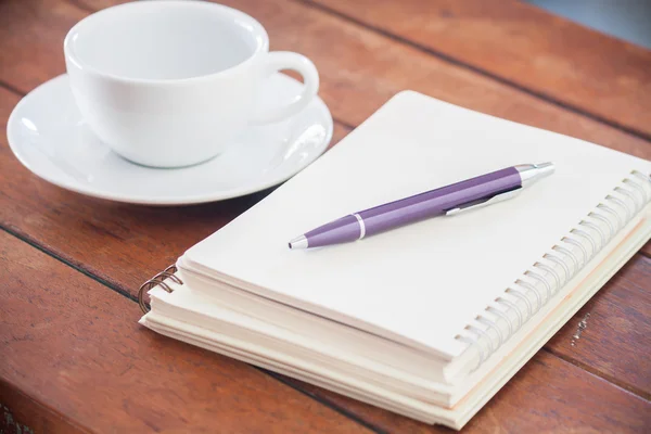 Cuaderno en blanco con bolígrafo sobre mesa de madera — Foto de Stock