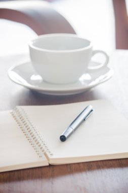 Boş defter kalem ahşap tablo ile