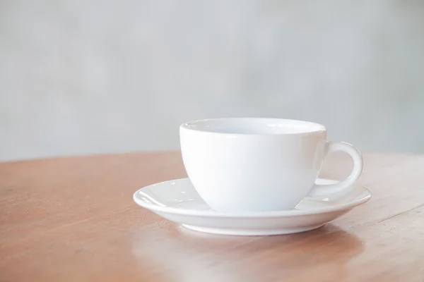 Taza de café blanco en mesa de madera — Foto de Stock