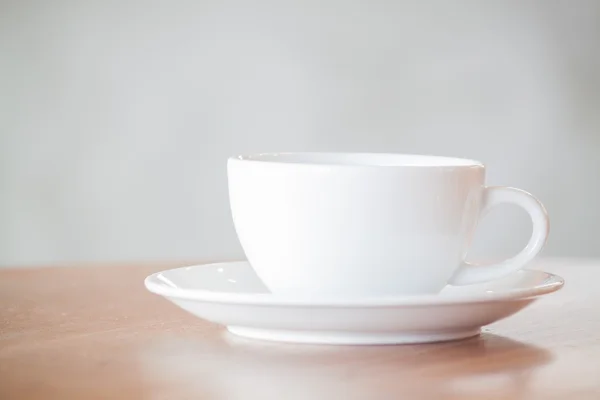 在木桌上的白咖啡杯子 — 图库照片