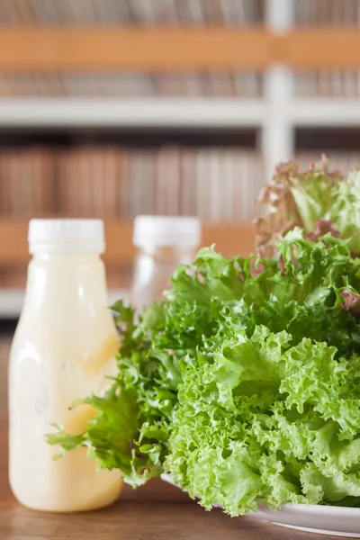 Légumes frais hydroponiques sur table en bois — Photo