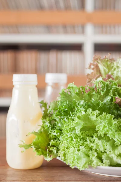 Légumes frais hydroponiques sur table en bois — Photo