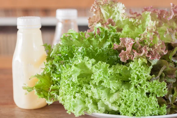 Légumes frais hydroponiques sur table en bois — Photo
