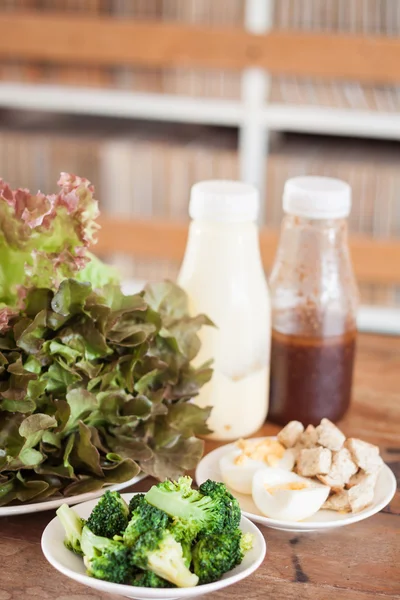 Légumes frais hydroponiques sur table en bois — Photo